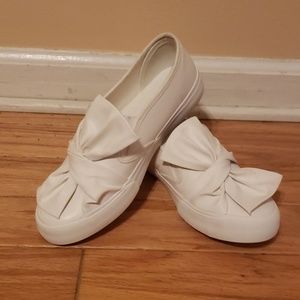 White bow top sneakers